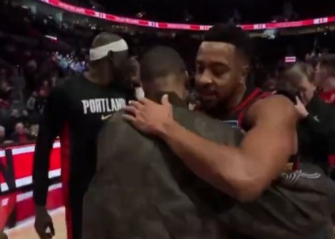 海星体育直播-昔日开拓者双枪！麦科勒姆重回波特兰 赛后与利拉德拥抱致意